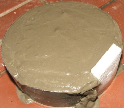 Wenn man die Form nicht beschädigen will, um das steckbare Rohr zu erstellen, kann man dieses auch in einen kleineren Styroporblock stecken, dieses Ende wird somit von Zement freigehalten und steht später zum Stecken bereit. / DSCF9555.JPG DSCF9555.JPG