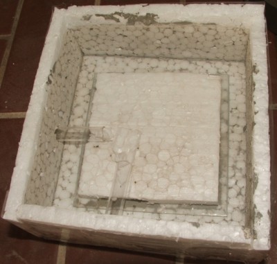 Die vorbereitete Form, mit zwei Zugängen, um es später einfach zwischen Arena und eigentlichem Nest postieren zu können. / DSCF9556.JPG DSCF9556.JPG