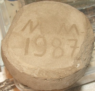 Die Masse ist noch so bearbeitbar, wie frisch gegossener Gips, ich konnte das hier leicht mit meinem Fingernagel einritzen, auch jetzt, ein paar Stunden später, ist es noch leicht möglich, es mit einem Werkzeug zu bearbeiten- morgen sieht das hoffentlich anders aus. Zumindest habe ich dann Richtzahlen, nach denen ich die Festbestandteile schon mal mischen kann, bevor ich das Wasser zugebe, wodurch ich deutlich mehr Zeit zum sauberen Gießen haben dürfte! / DSCF9562.JPG DSCF9562.JPG